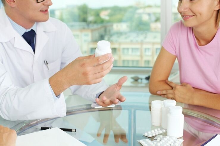 Az orvos tablettákat ír fel a varikózis kezelésére